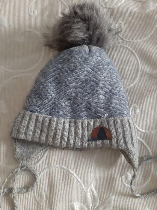 Продам недорого зимние шапки