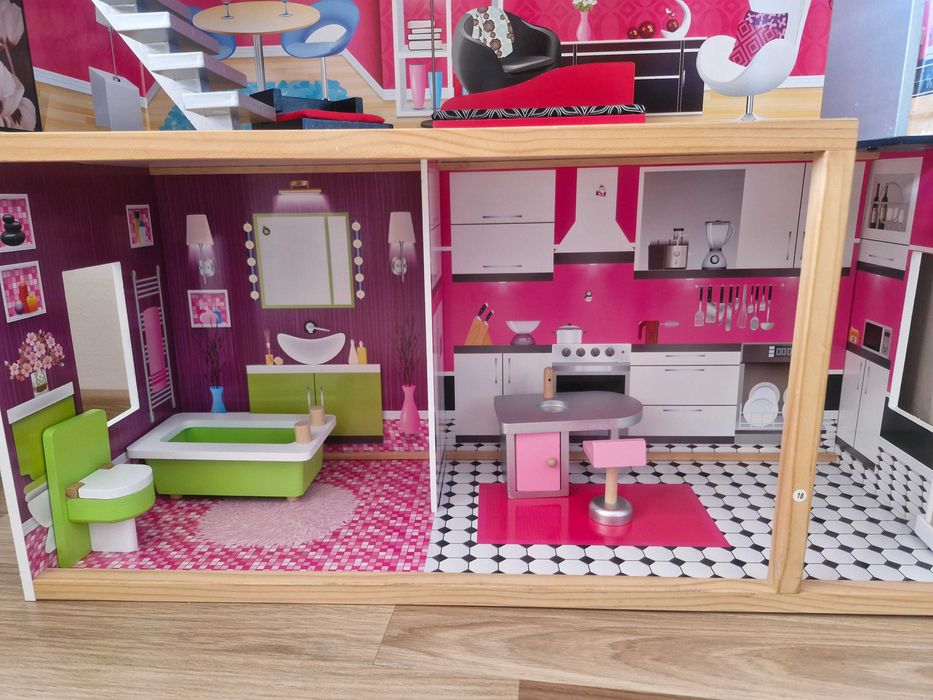 Дървена къща за кукли с асансьор