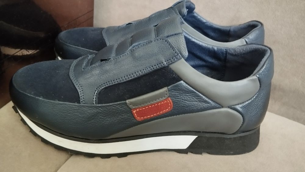 Продам кроссовки новые 38р