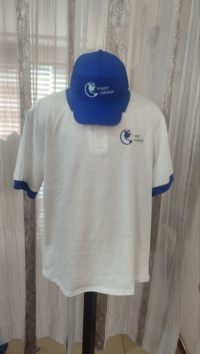 Futbolka polo S logotipom