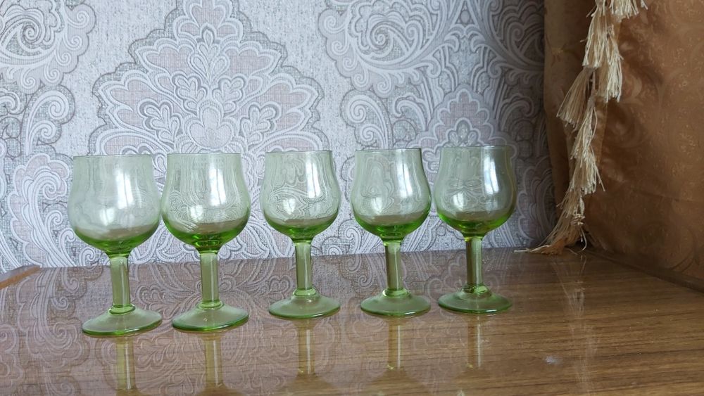 Продам рюмки из зеленого стекла