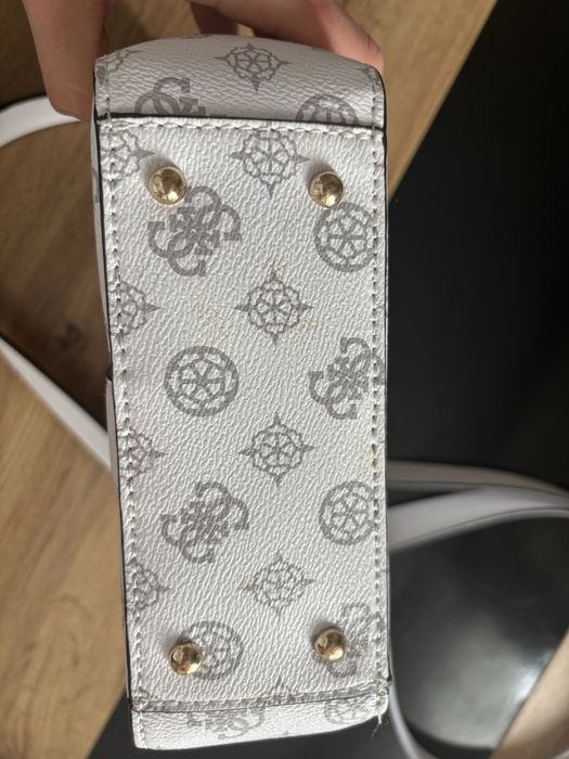 Guess бяла чанта