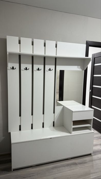 Продам прихожую с зеркалом