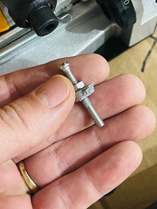 Freză pentru caneluri în lemn Hoteche 1010W – lamă de ferăstrău de 100 mm, 11.000 rpm, 220–240 V - are o mica defectiune, va rugam cititi descrierea