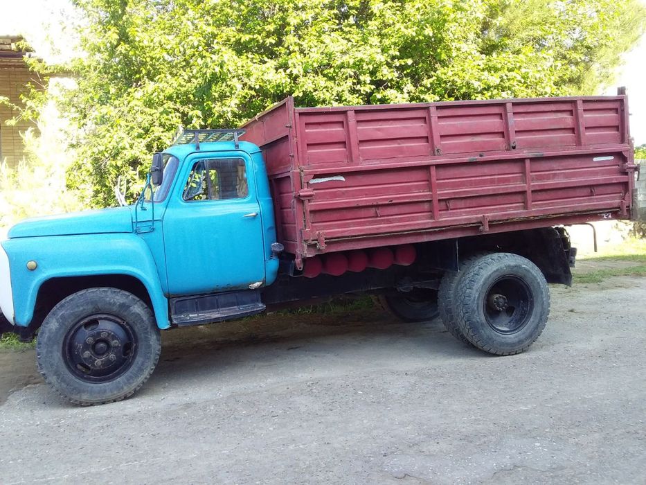 Gaz 53 avtomobil 3 tomonga o'zi to'kadi gruzni