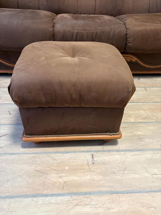 Диван сет включващ самия диван, табуретка и масичка