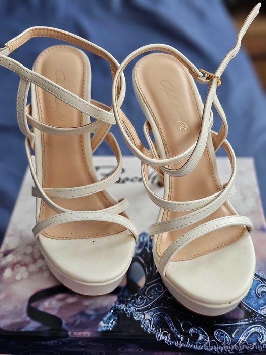 Дамски сандали на висок ток