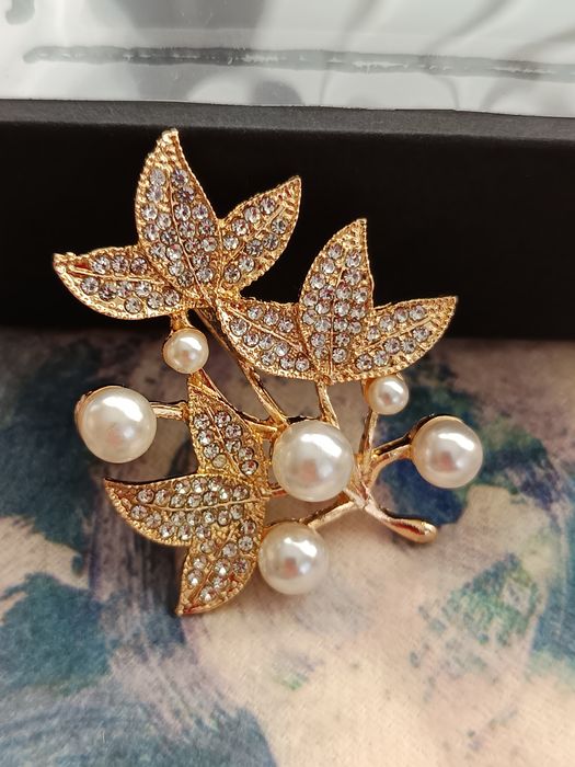 Красиви дамски брошки