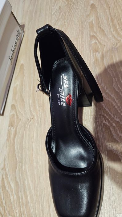 Дамсми сандали с дебел ток