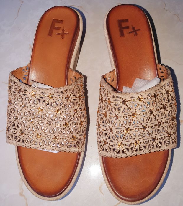 Продаю шлепанцы на танкеткк