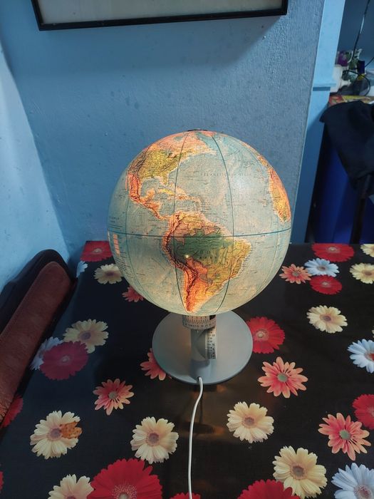 Glob pământesc  cu punct de lumină