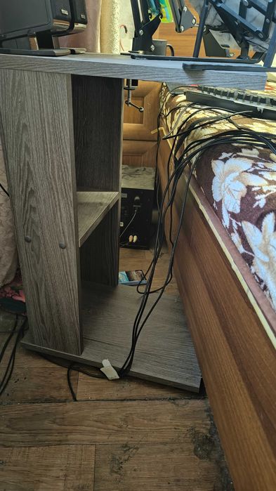 Приставной столик к дивану