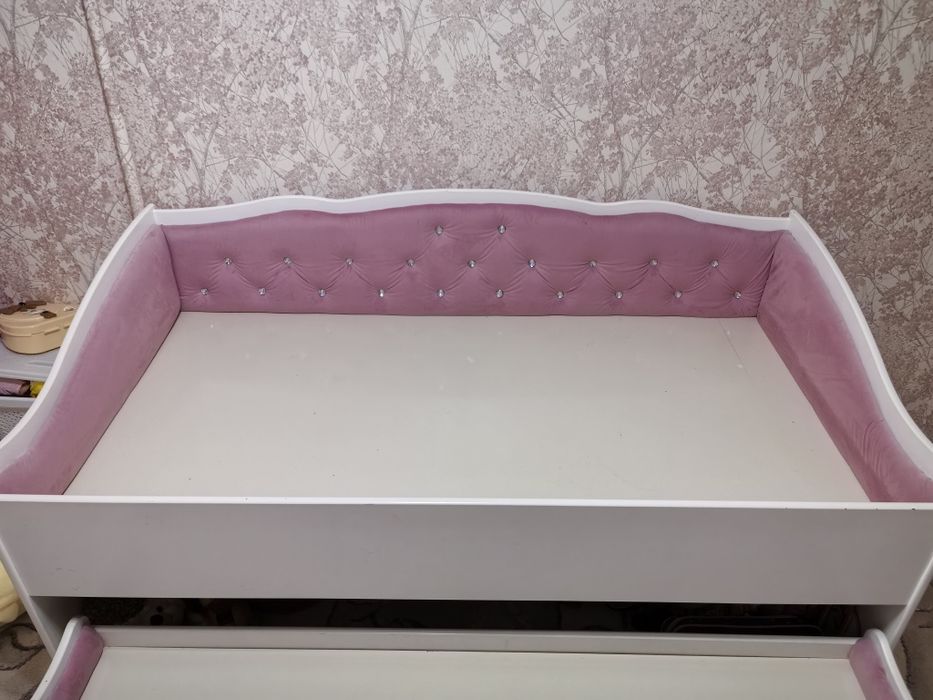 Продается двух местная детская кроватка !