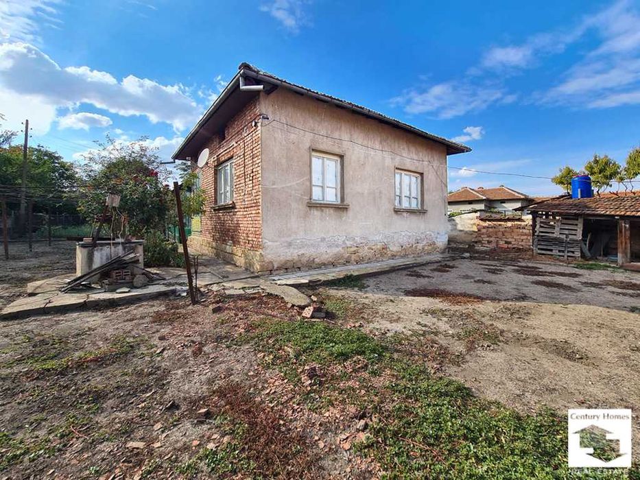 140327 Едноетажна къща с равен двор и кладенец в с. Бутово