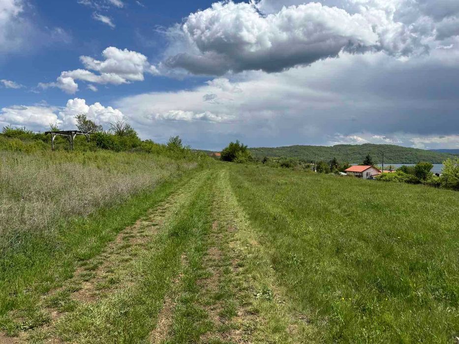Продавам спешно парцел