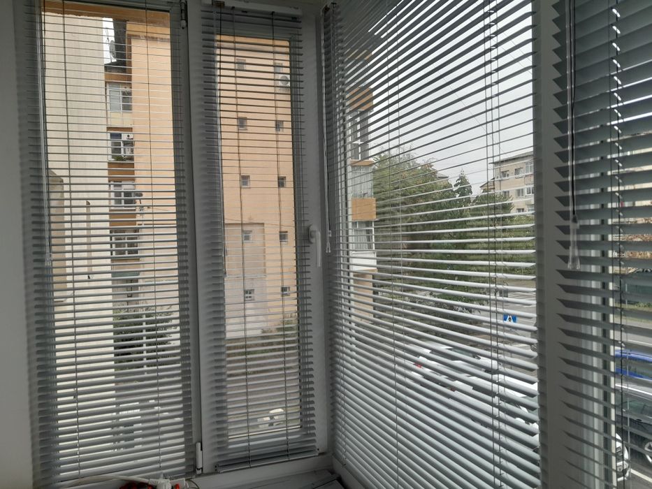 Jaluzele orizontale din aluminiu,  culoare gri