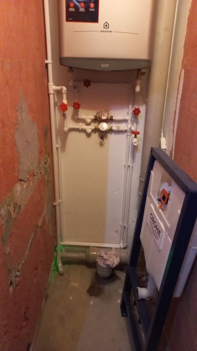 Сантехник с района.