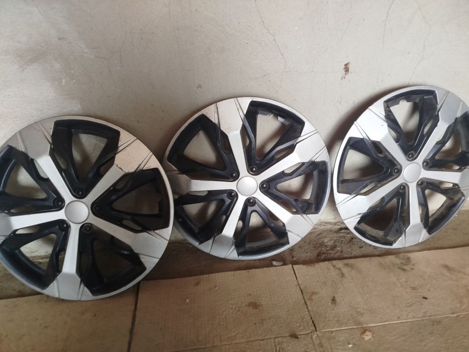 Продам колпаки 3 штуки.Я-16