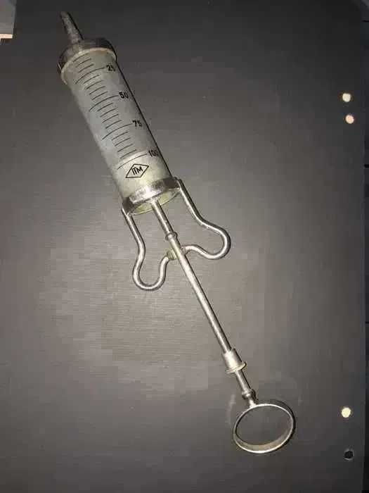 Seringa de sticla anii 60 folosita in medicina veterinara