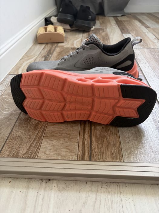 Vand adidasi Skechers