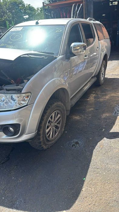 Dezmembrez Mitsubishi L200 2.5 Diesel 2007