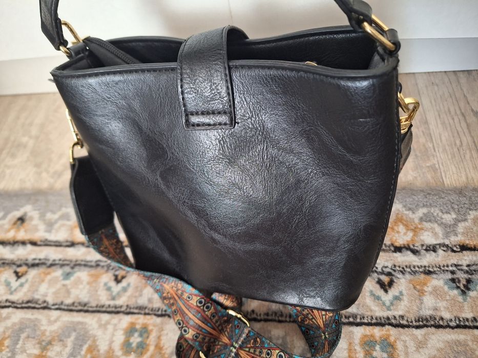 Срочно продам кожзам черную