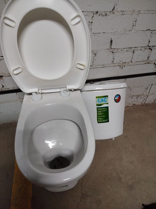 Унитаз б/у с бочком