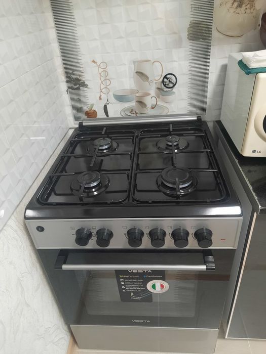 Продам газовую плиту в комплекте с вытяжкой электр