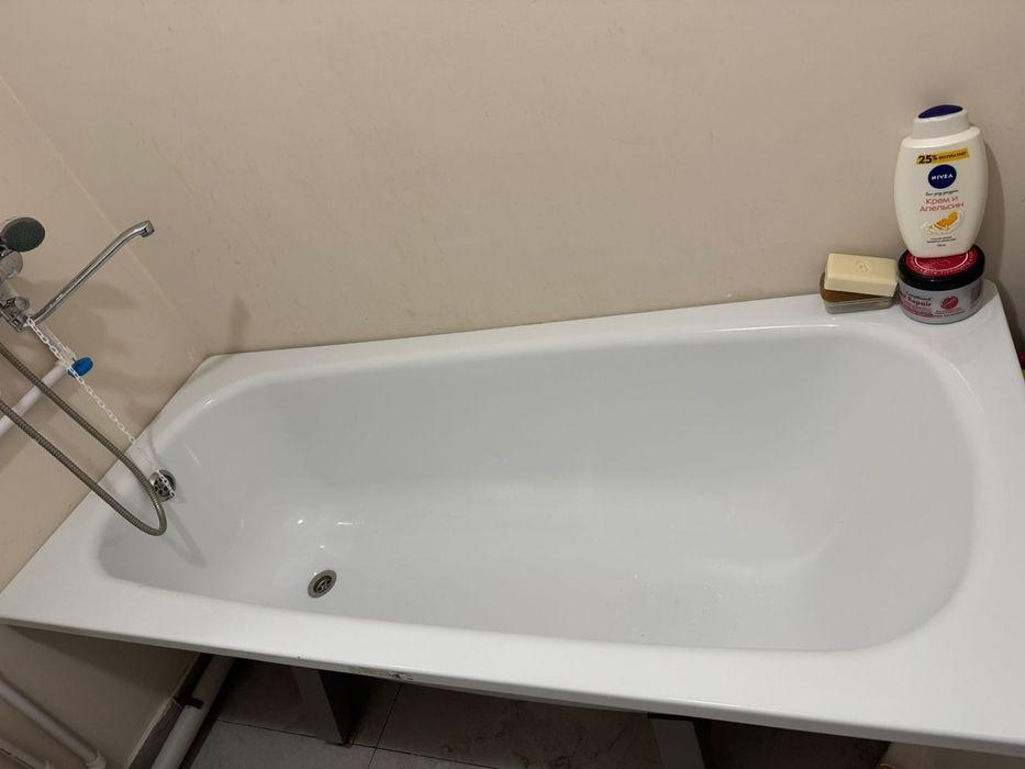 Продам срочно . Ванна . Раковина. Унитаз