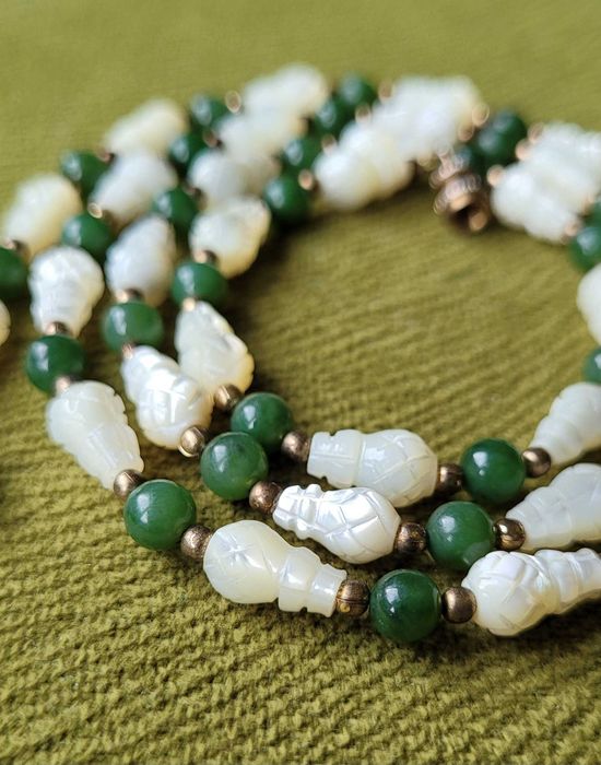 Colier vintage jad verde autentic si sidef sculptat