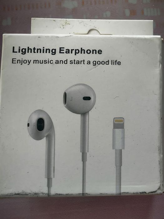 Продавам слушалки за айфон.