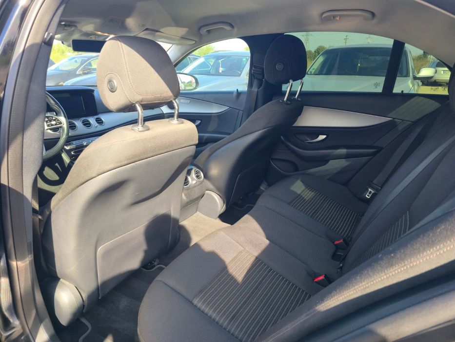 Mercedes-Benz E Mercedes Benz E 220D 4MATIC ( 4x4 )