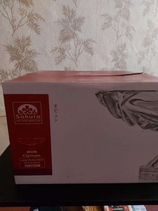 Две вазы. Ваза, компании производителя продукции Sakura.