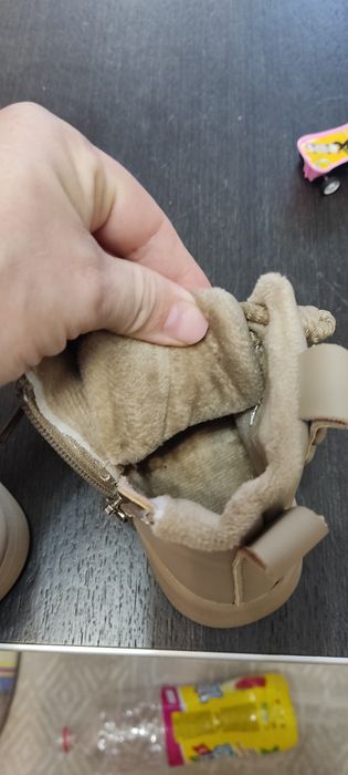 Продам детские ботинки.