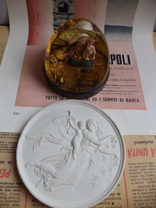 2 obiecte decorative cu temă religioasă