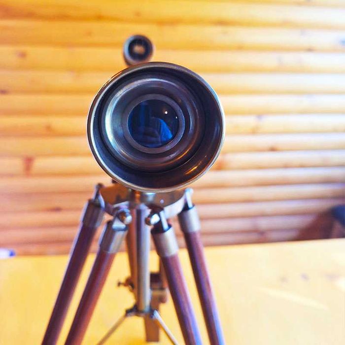 Далекоглед бронзов с античен дизайн и дървена тринога