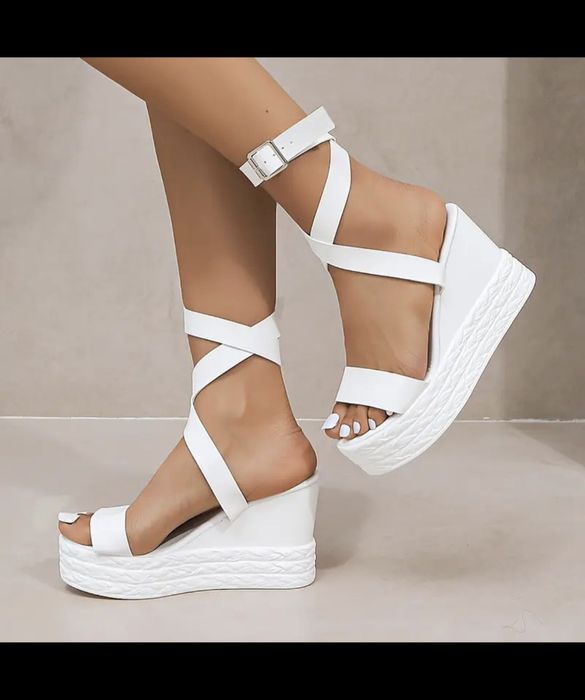 Бели съндали на платформа