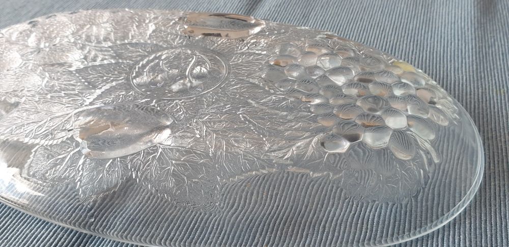 Стъклена чиния с декоративни елементи