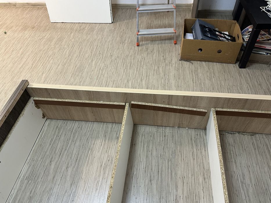 Pat dormitor cu noptiere incorporate