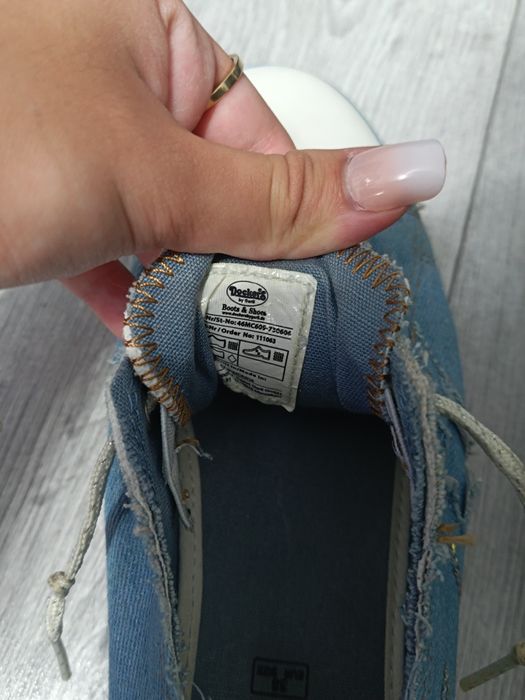 Adidași Dockers.