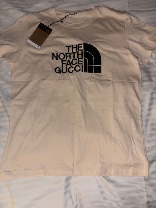 Vând tricouri! Mai multe modele, mărimile sunt limitate. Vând șosete!