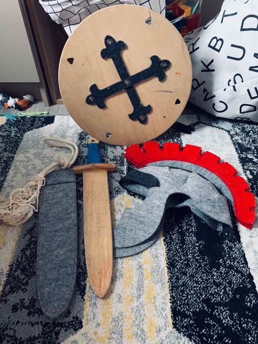 Набор рыцаря: щит, меч и шлем деревянные