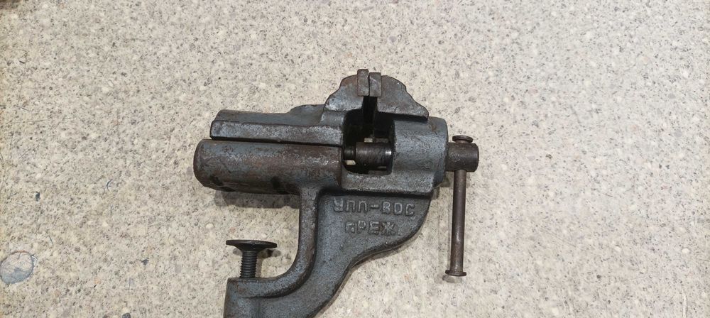 Менгеме за стойка ХОБИ - 5   менгеме за монтаж на маса малко . Се