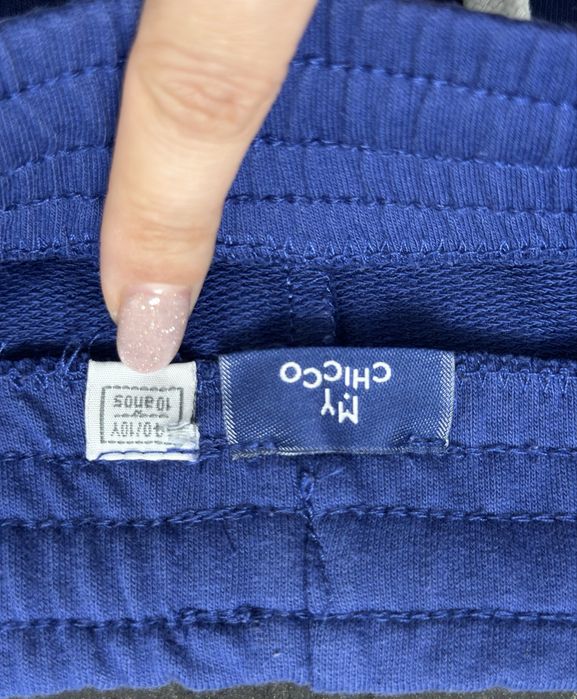 Трикотажные спортивные штаны на резинке со шнурком.