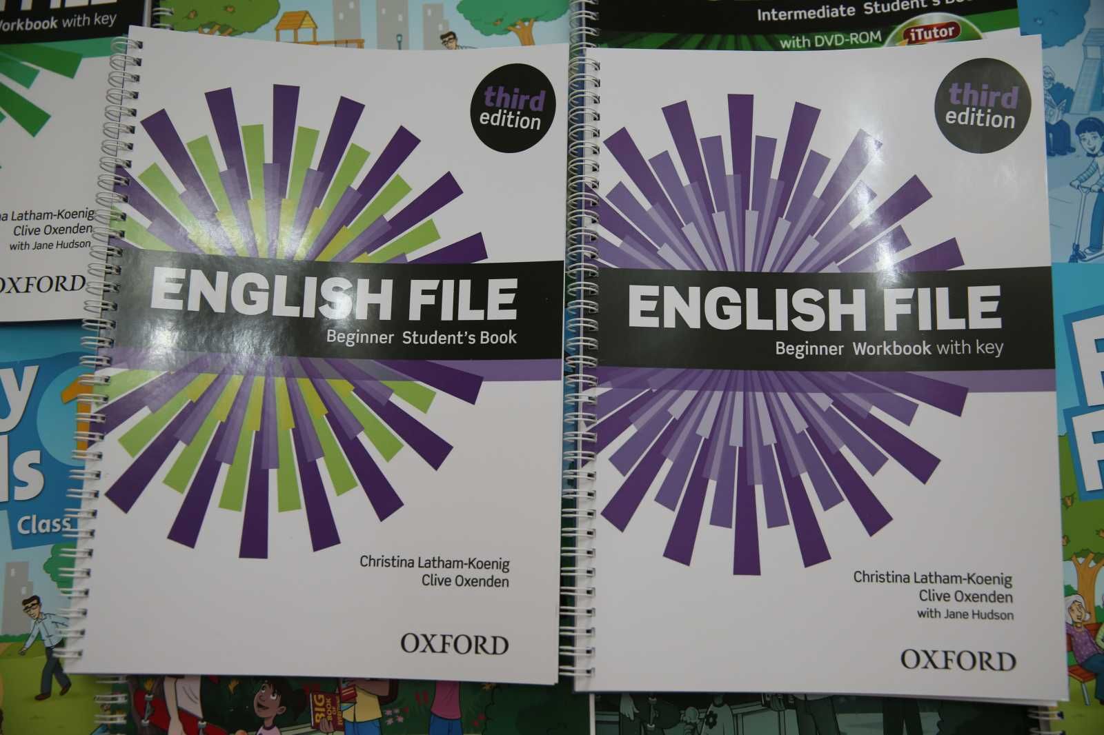 English beginner students book. English file уровни. Family and friends New Headway сравнение. Fly High 3 fun Grammar ответы. Headway Beginner student's book.