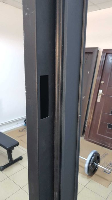 Usa metalica Arta Door provenita dintr o mutare de magazin , super reducere de la 1600 la 750.