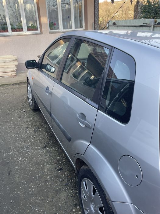 Vând ford fiesta 1.4 benzina
