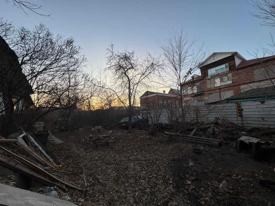 Продам участок с домом под строительство в центре!