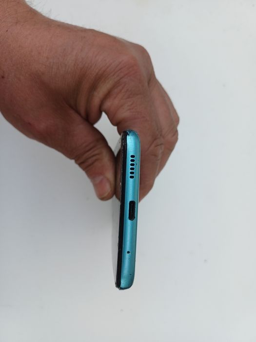 Motorola Moto E20 cu displayul spart. Placa este ok
Va rog sa va uitat
