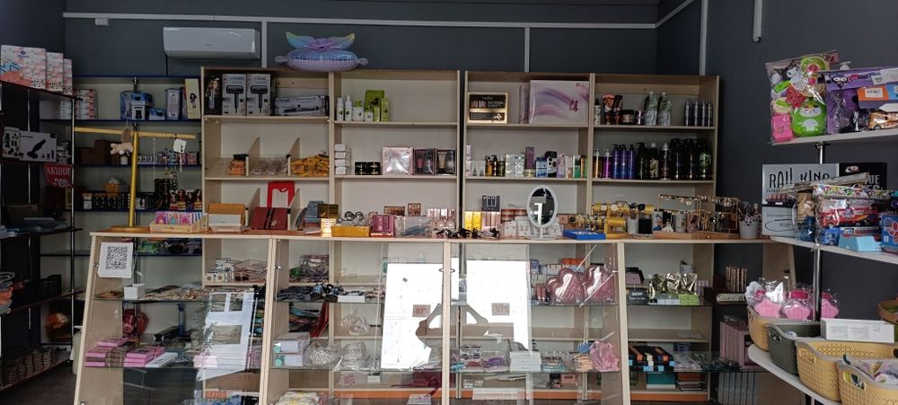 Магазинге арналған мебельдер сатылады.